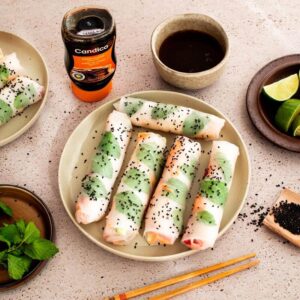 Lenterolletjes met gemarineerde tofu en dipsaus