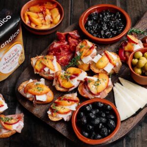 Toastjes met gekarameliseerde perzik en Manchego